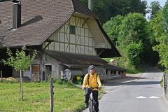 Hinter Ostermundigen Bauernhof, Autor fährt Rad auf der 888 Grünes Band Bern
