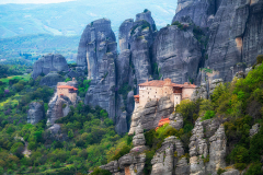 Griechenland, Meteora Klöster, links Kloster Hl. Nikolaus Anapausas, rechts Kloster Varlaam