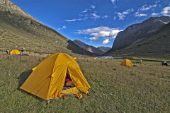 Unser Zeltplatz, bevor wir im Cho-La-Gebirge den 5000 Meter hohen Dzen La-Pass überqueren