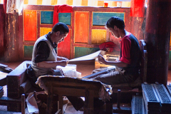 In Dege, die Parkhan-Druckerei, die bedeutendste traditionelle Druckerei Tibets, bekannt für die Herstellung buddhistischer Sutren und anderer wichtiger Werke aus handgeschnitzten Holzblöcken. Sie hat die Kulturrevolution überstanden