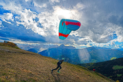 Südtirol, Gipfel Kronplatz, Paragleiter, hinten links das MMM (Messner Mountain Museum)