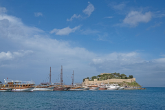 Türkei, Kuşadası, Taubeninsel mit Burg, Ausflugs- und Sefelboote
