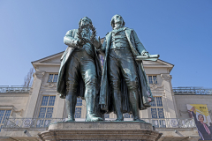Goethe-Schiller Denkmal, hinten Deutsches Nationaltheater