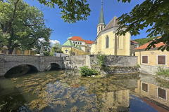 Gumpöoldskirchen, Teich mit Pfarrkirche, Deutschordens-Schloss